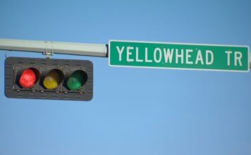 Yellowhead Trail路牌及交通燈。