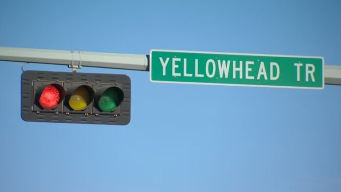 ctv3-001 Yellowhead Trail路牌及交通燈。