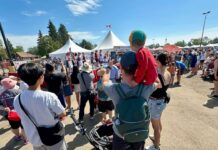愛民頓 Heritage Festival 在 Hawrelak Park 的活動場面