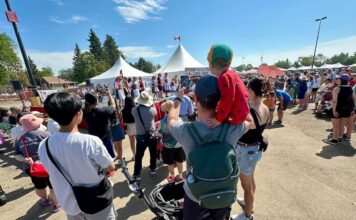 愛民頓 Heritage Festival 在 Hawrelak Park 的活動場面