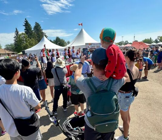 愛民頓 Heritage Festival 在 Hawrelak Park 的活動場面