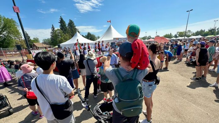 Heritage Festival強風中止第二日 今日重開完成最後一日活動 愛民頓 Heritage Festival 在 Hawrelak Park 的活動場面