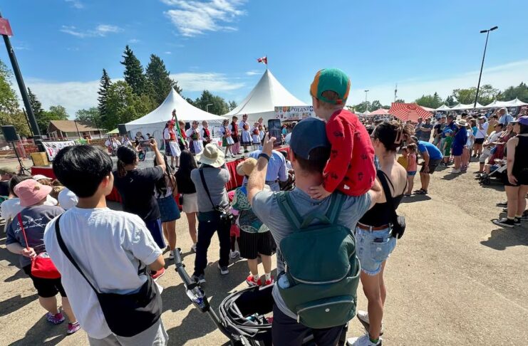愛民頓 Heritage Festival 在 Hawrelak Park 的活動場面