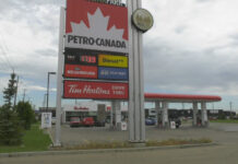 愛民頓一個 Petro-Canada 油站的油價牌。