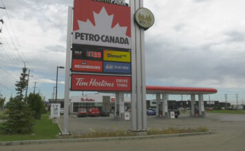 愛民頓一個 Petro-Canada 油站的油價牌。