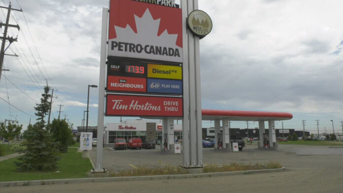 愛民頓一個 Petro-Canada 油站的油價牌。