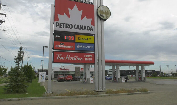 愛民頓一個 Petro-Canada 油站的油價牌。