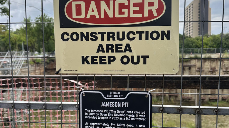 Jameson Pit的圍欄及施工警告標誌。