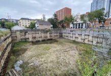 愛民頓「坑洞導賞團」關注空置地盤 促進市中心重建 愛民頓Wîhkwêntôwin社區一個長期空置的坑洞地盤。