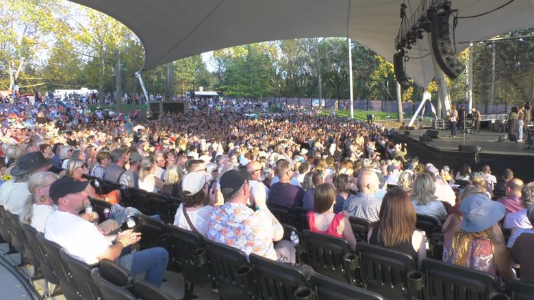 愛民頓 Hawrelak Park 的 Forever Canadian 支持活動音樂會