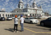 愛民頓 Nanaksar Gurdwara Gursikh Temple 外的警員及人士。