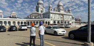 愛民頓 Nanaksar Gurdwara Gursikh Temple 外的警員及人士。