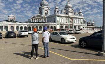 愛民頓 Nanaksar Gurdwara Gursikh Temple 外的警員及人士。