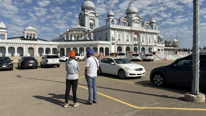 愛民頓 Nanaksar Gurdwara Gursikh Temple 外的警員及人士。