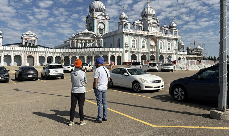 愛民頓 Nanaksar Gurdwara Gursikh Temple 外的警員及人士。