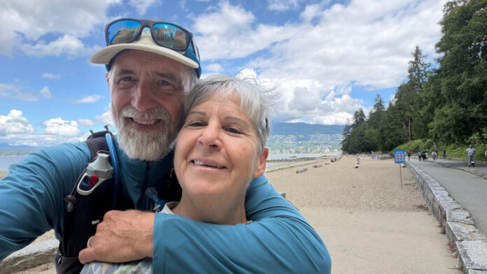 trail04-featured A smiling couple embraces while taking a selfie beside the seawall and beach in Vancouver’s Stanley Park.