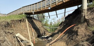 Horseshoe Creek 道路沖毀後　重建責任各方說法不一