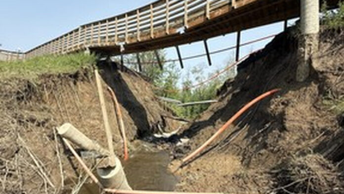 Horseshoe Creek 道路沖毀後　重建責任各方說法不一
