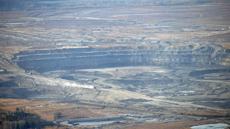 Oilsands mines north of Fort McMurray. (Geneviève Normand/CBC Radio-Canada)