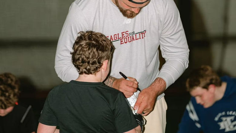 新斯高沙 Logan Taylor 躋身 NFL Chargers 名單　回饋少年球員