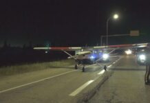 夜間一架 Cessna 172 在 Highway 21 南行線緊急降落，警方在場處理。