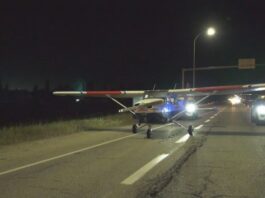 夜間一架 Cessna 172 在 Highway 21 南行線緊急降落，警方在場處理。