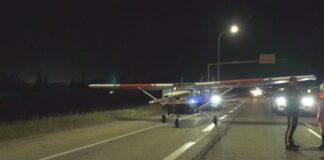 夜間一架 Cessna 172 在 Highway 21 南行線緊急降落，警方在場處理。