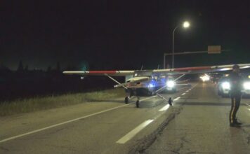 夜間一架 Cessna 172 在 Highway 21 南行線緊急降落，警方在場處理。