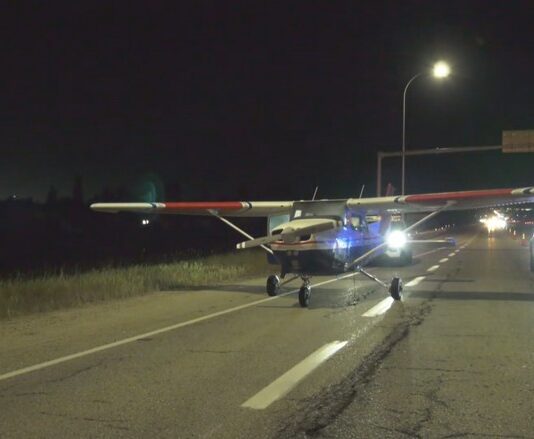 夜間一架 Cessna 172 在 Highway 21 南行線緊急降落，警方在場處理。