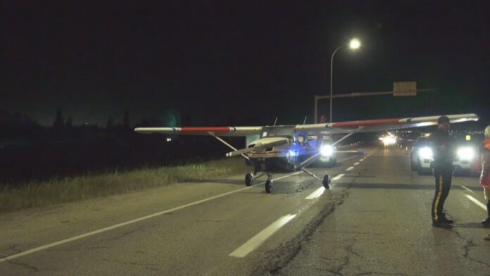 夜間一架 Cessna 172 在 Highway 21 南行線緊急降落，警方在場處理。