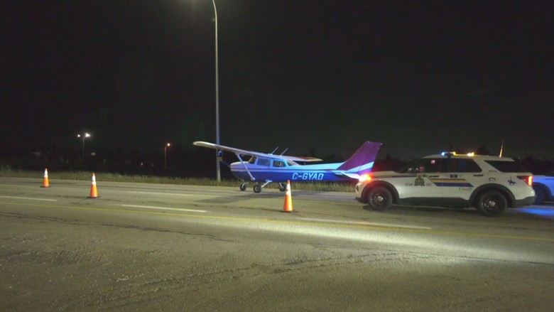 皇家騎警在 Highway 21 一架緊急降落的 Cessna 172 附近管制交通。