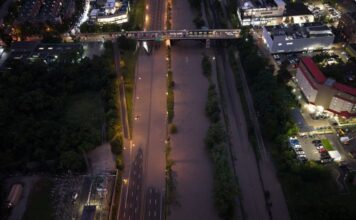 暴雨後 Don Valley Parkway 水浸情況