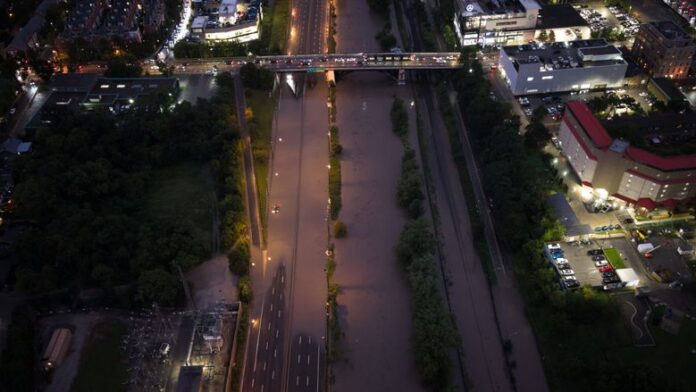 暴雨後 Don Valley Parkway 水浸情況