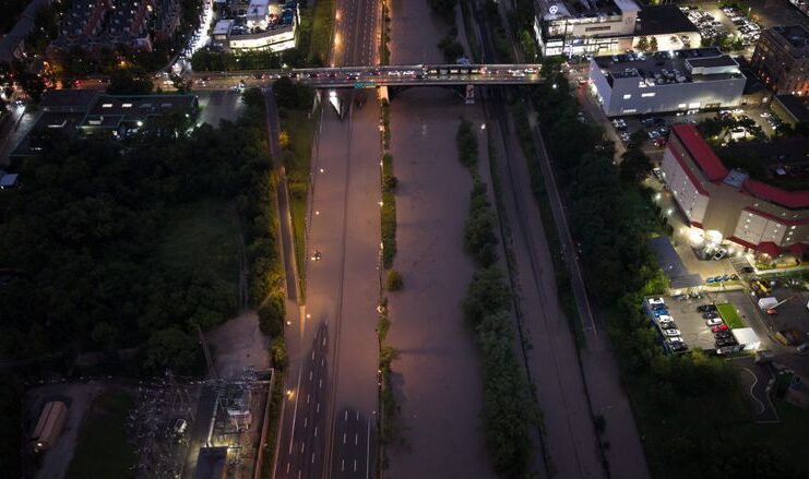 暴雨後 Don Valley Parkway 水浸情況