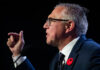 Lorne Doerkson於2026年10月24日在卑詩省選勝選活動上發言。圖片來源：CBC／The Canadian Press／Ethan Cairns。