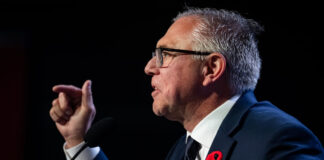 Lorne Doerkson於2026年10月24日在卑詩省選勝選活動上發言。圖片來源：CBC／The Canadian Press／Ethan Cairns。