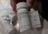 原報道展示的daraxonrasib藥瓶。圖片來源：CBC／Danielle Villasana／Reuters。