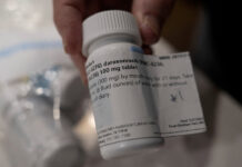 原報道展示的daraxonrasib藥瓶。圖片來源：CBC／Danielle Villasana／Reuters。