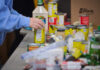 2026年4月4日，多倫多Daily Bread Food Bank義工整理及包裝捐贈食物。資料圖片，並非本次報告發布現場。圖片來源：Global News／The Canadian Press／Sammy Kogan。