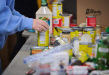 2026年4月4日，多倫多Daily Bread Food Bank義工整理及包裝捐贈食物。資料圖片，並非本次報告發布現場。圖片來源：Global News／The Canadian Press／Sammy Kogan。