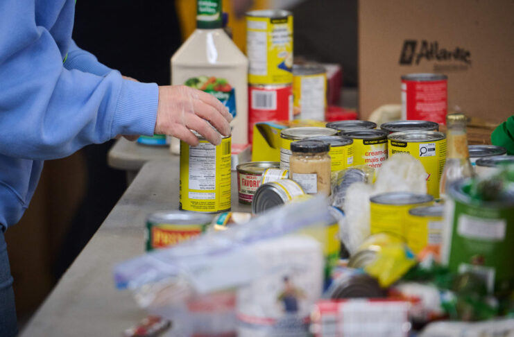 2026年4月4日，多倫多Daily Bread Food Bank義工整理及包裝捐贈食物。資料圖片，並非本次報告發布現場。圖片來源：Global News／The Canadian Press／Sammy Kogan。