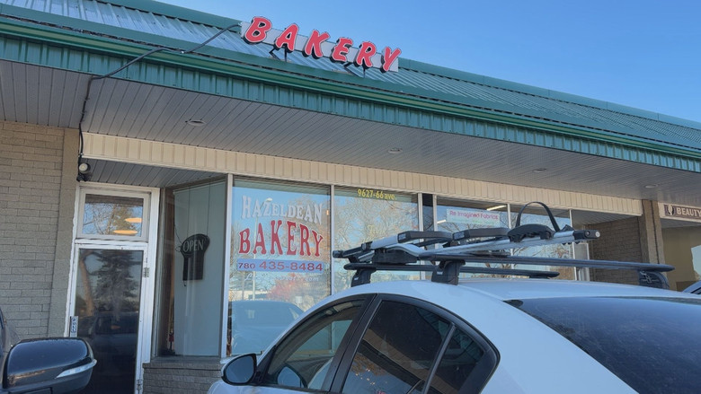 Hazeldean Bakery重開當日社區居民到場