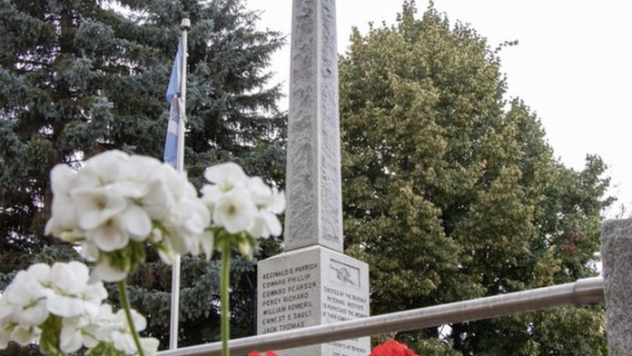愛民頓Beverly百年戰爭紀念碑遭破壞 委員會盼國殤紀念日前修復 The Cenotaph in the Edmonton community of Beverly is the oldest in Edmonton and over 100 years old.