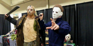 圖片來源：Abby Cole/CBC。Andre Sparkes, also known as Brute Squad Cosplay, and his son Nathan Sparkes spooked unexpecting patrons at N.L. Horror Con in St. John's on Sunday.