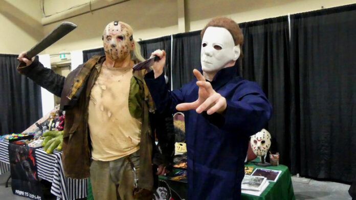 圖片來源：Abby Cole/CBC。Andre Sparkes, also known as Brute Squad Cosplay, and his son Nathan Sparkes spooked unexpecting patrons at N.L. Horror Con in St. John's on Sunday.