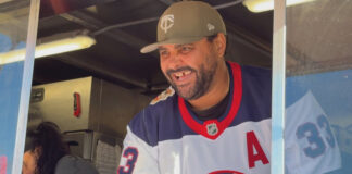 圖片來源：Rudi Pawlychyn/CBC。Winnipeg Jets legend Dustin Byfuglien handed out coffee on Sunday afternoon at the 2026 Heritage Classic fan festival hours before puck drop between the Winnipeg Jets and Montreal Canadiens.