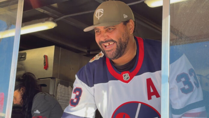 圖片來源：Rudi Pawlychyn/CBC。Winnipeg Jets legend Dustin Byfuglien handed out coffee on Sunday afternoon at the 2026 Heritage Classic fan festival hours before puck drop between the Winnipeg Jets and Montreal Canadiens.