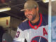 圖片來源：Rudi Pawlychyn/CBC。Winnipeg Jets legend Dustin Byfuglien handed out coffee on Sunday afternoon at the 2026 Heritage Classic fan festival hours before puck drop between the Winnipeg Jets and Montreal Canadiens.