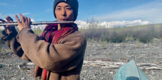 卑詩男子育空翻艇失長笛五年　陌生人尋獲防水桶助樂器物歸原主
