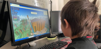 圖片來源：Laura Gillis/CBC。Roman Matin said his favourite part of Khalifah is praying at the mosque with the other characters in the game.